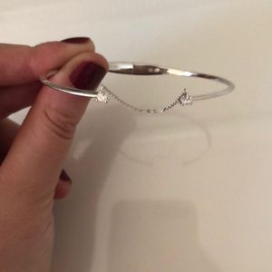 Delicate bracelet with chain and stone detail